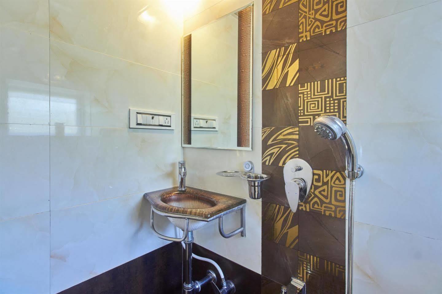 Oyo 28893 Hotel Gulf Mumbai Kültér fotó